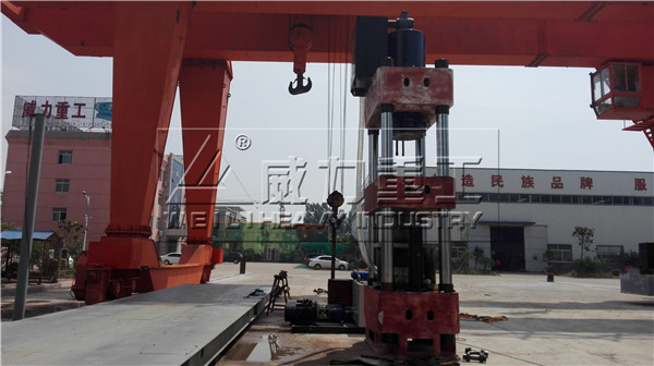 汽車(chē)保險(xiǎn)杠液壓機(jī)準(zhǔn)備噴漆