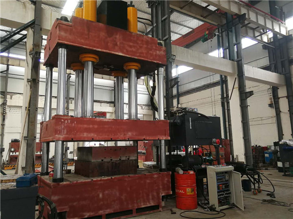 四柱式萬(wàn)能液壓機(jī)